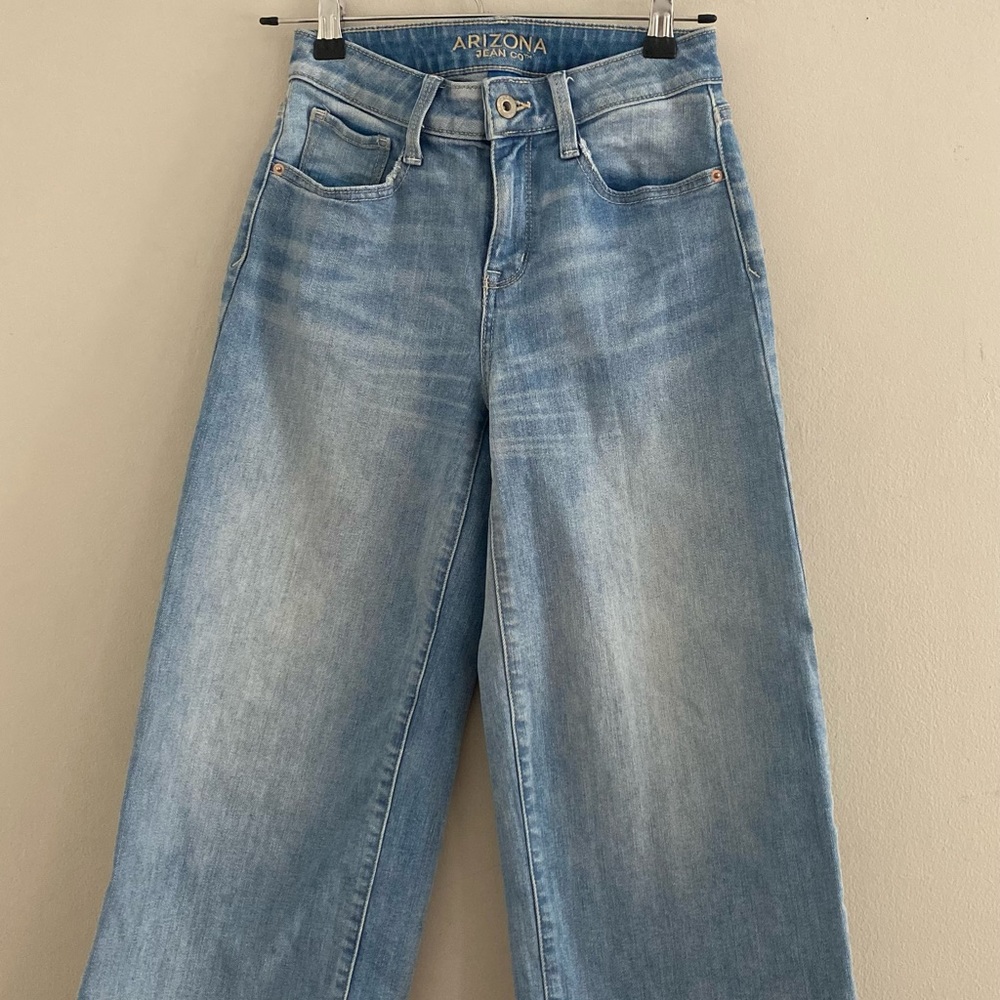 Cropped Wide-Legged Light Wash Jeans